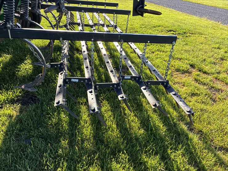 2014-john-deere-2210-image-53