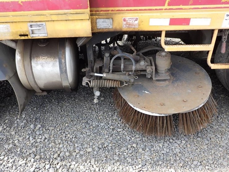 2005-elgin-sc-8000-s/a-street-sweeper-image-17