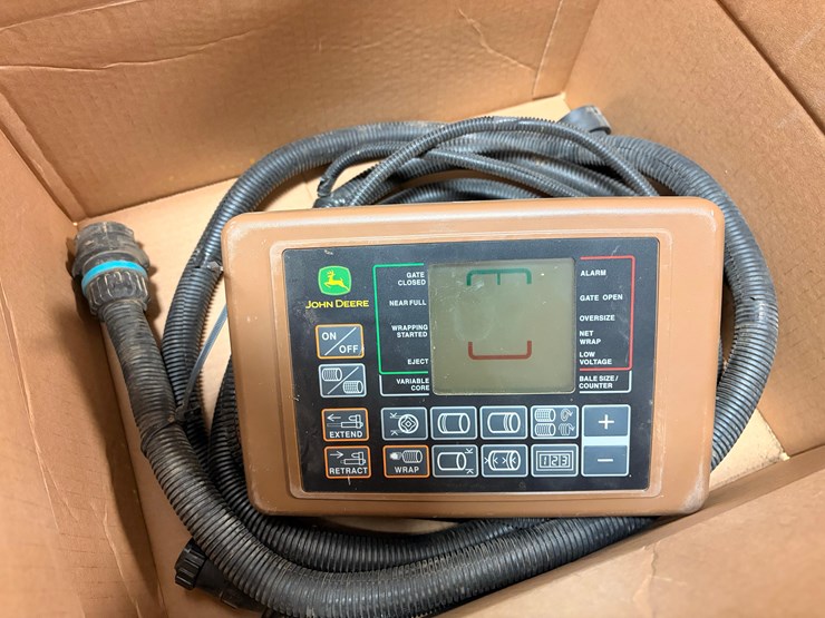 2020-john-deere-560m-image-24