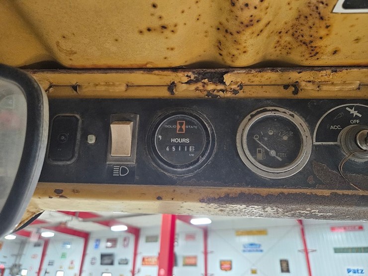 new-holland-l555-image-26