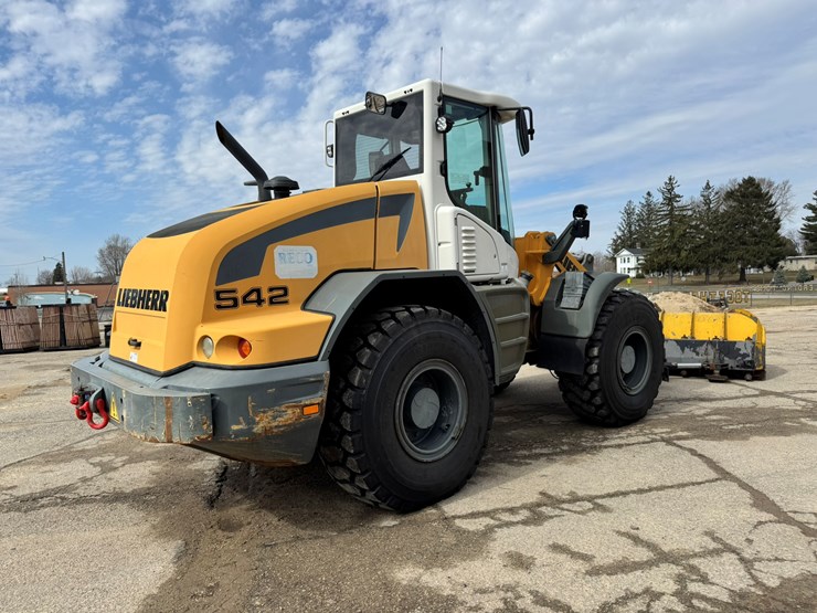 #3277-•-2016-liebherr-542-wheel-loader-w/-plow-and-chains-image-5
