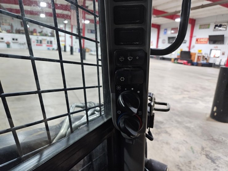 2021-new-holland-l318-image-30