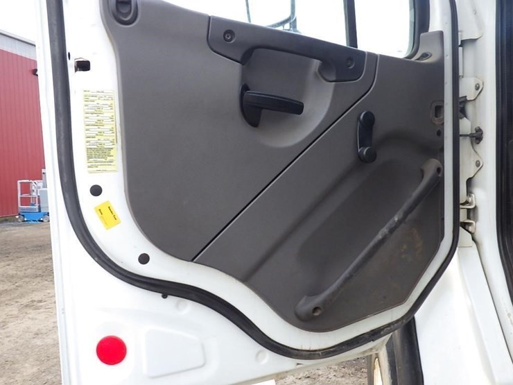 2016-freightliner-m2-15'-t/a-water-truck-image-30