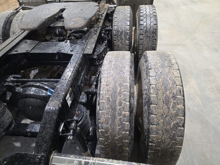 2017-peterbilt-579-image-13