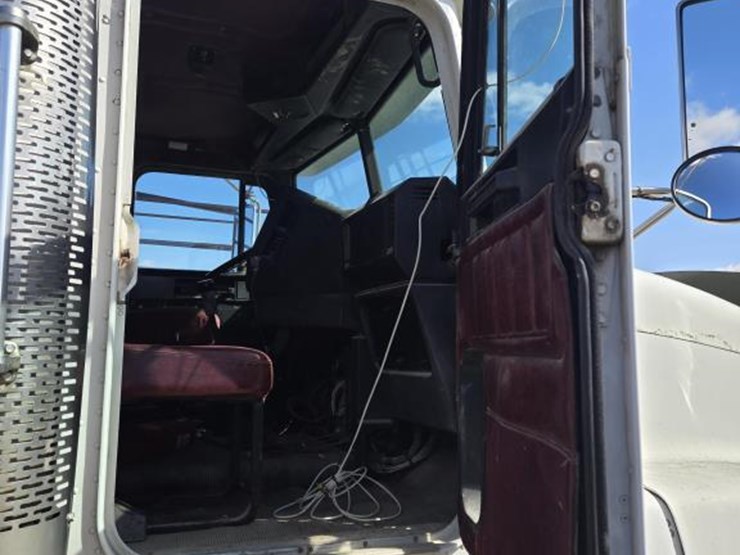 #212-•-1994-freightliner-semi-tractor-image-7