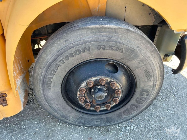 2010-chevrolet-tahoe-image-24