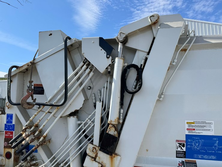 2018-isuzu-nrr-image-19