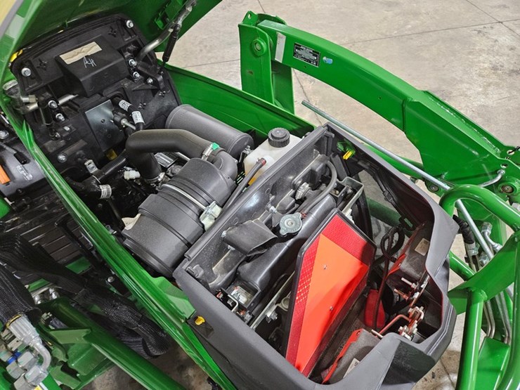 2024-john-deere-1025r-image-44