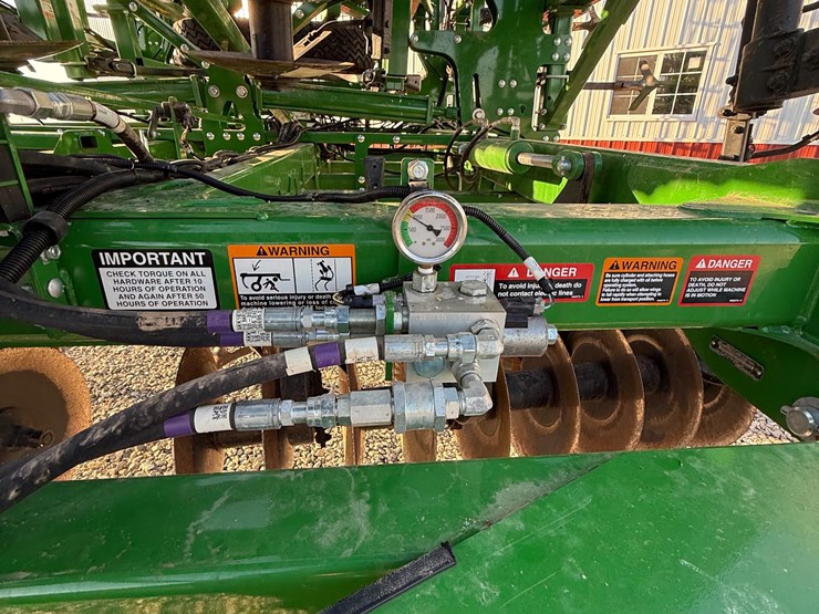 2022-john-deere-2330-image-12