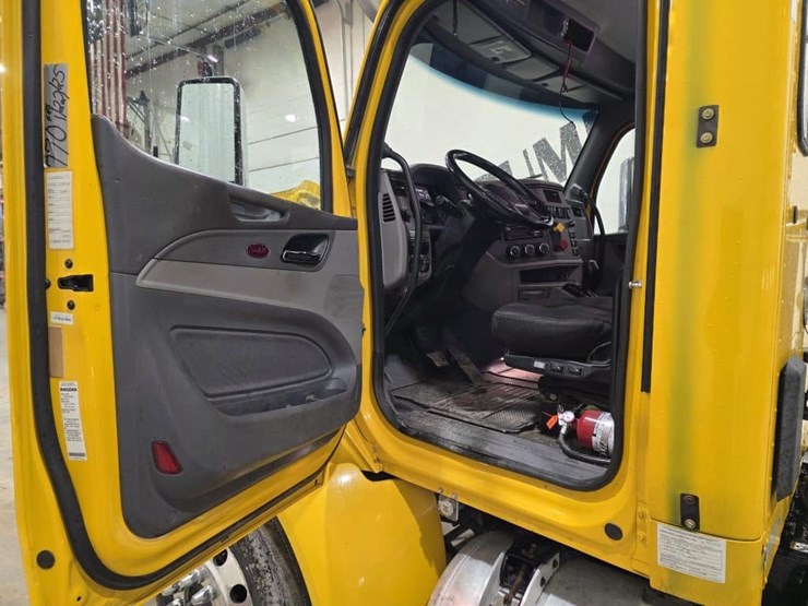 2017-peterbilt-579-image-9