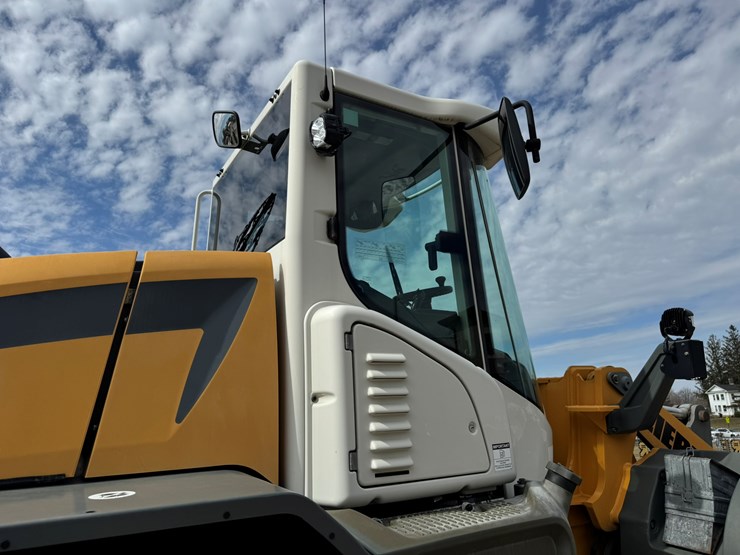 #3277-•-2016-liebherr-542-wheel-loader-w/-plow-and-chains-image-18