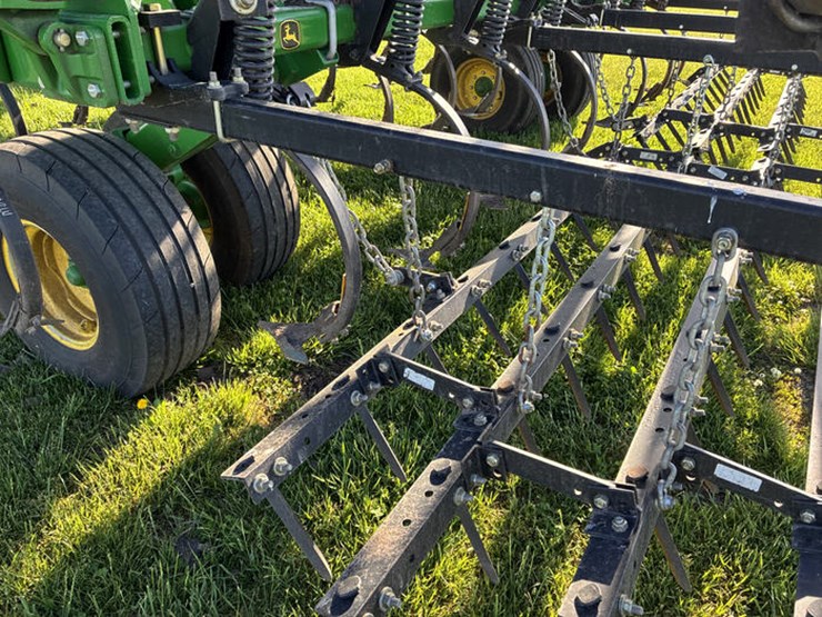 2014-john-deere-2210-image-54