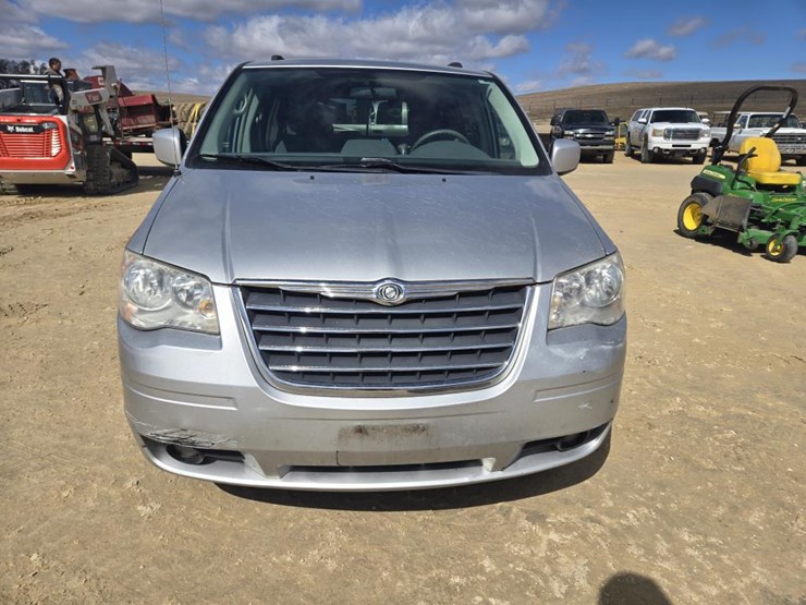 2010-chrysler-town-&-country-touring-image-2