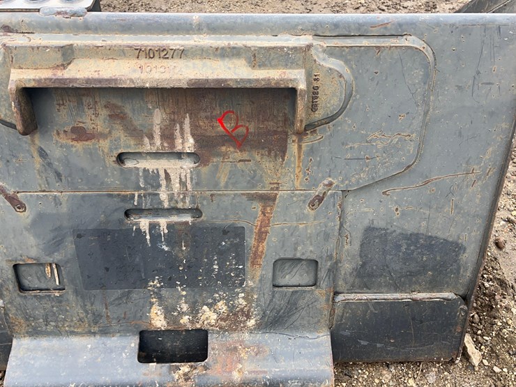 68"-bobcat-bucket-image-4