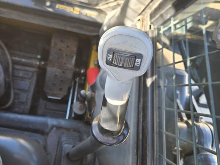 new-holland-l225-image-16