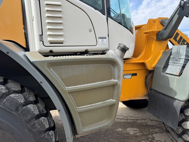 #3277-•-2016-liebherr-542-wheel-loader-w/-plow-and-chains-image-19
