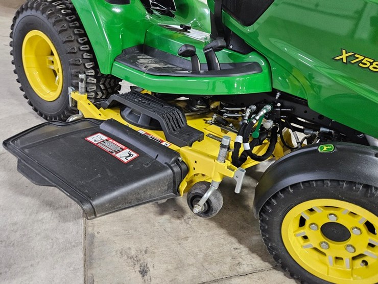 2020-john-deere-x758-image-10