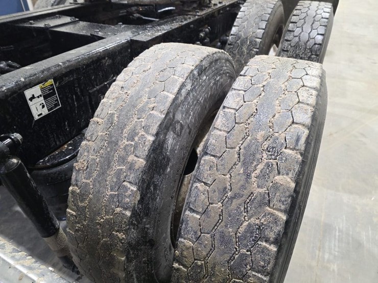 2017-peterbilt-579-image-33