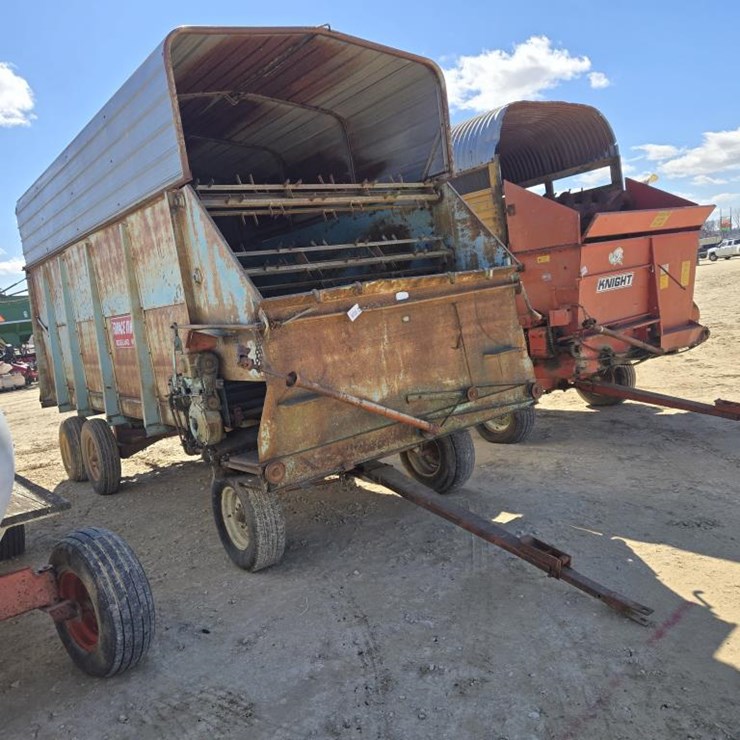 #246 • FORAGE KING TANDEM AXLE SILAGE WAGON