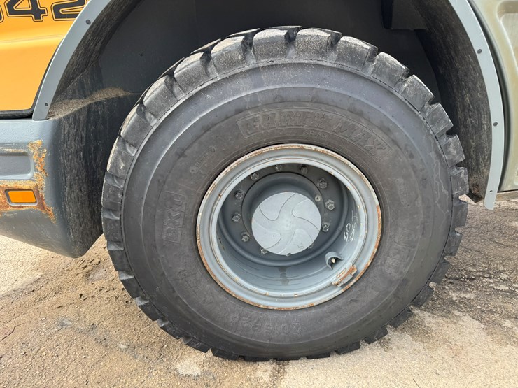 #3277-•-2016-liebherr-542-wheel-loader-w/-plow-and-chains-image-53