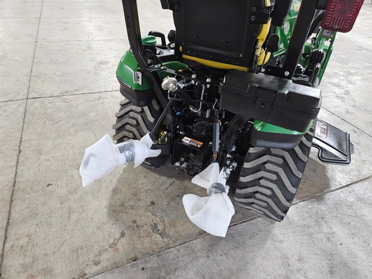2024-john-deere-1025r-image-16