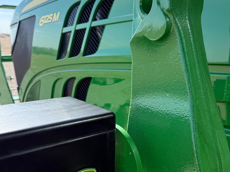 2015-john-deere-6125m-image-17