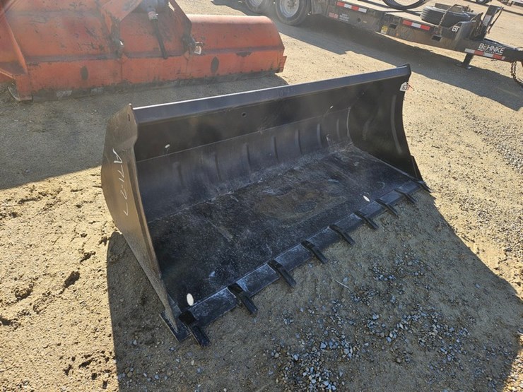 #638-•-heavy-duty-loader-bucket-with-teeth-image-6
