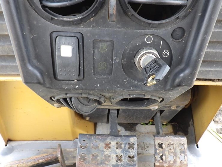 2004-caterpillar-d4g-xl-image-31