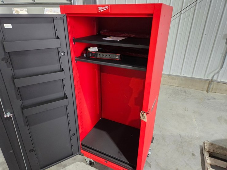 #704-•-milwaukee-27"-high-capacity-steel-locker-image-6