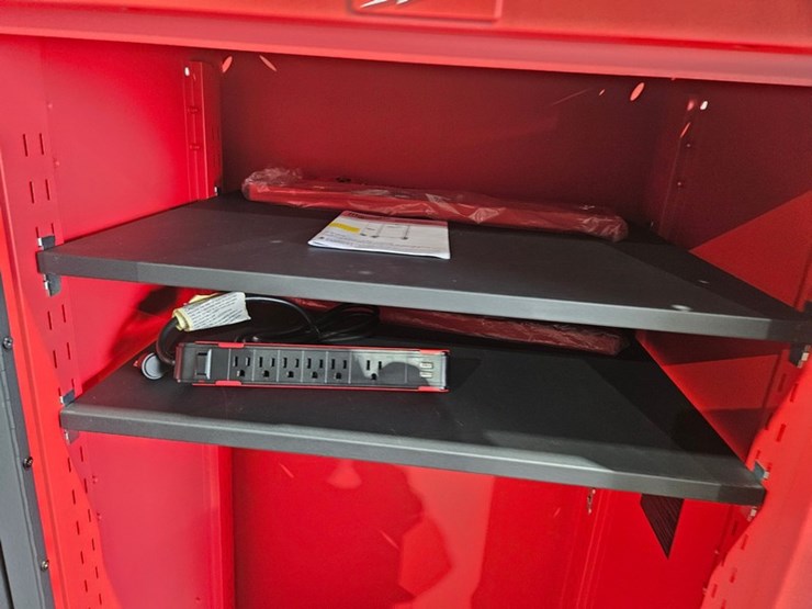 #704-•-milwaukee-27"-high-capacity-steel-locker-image-9