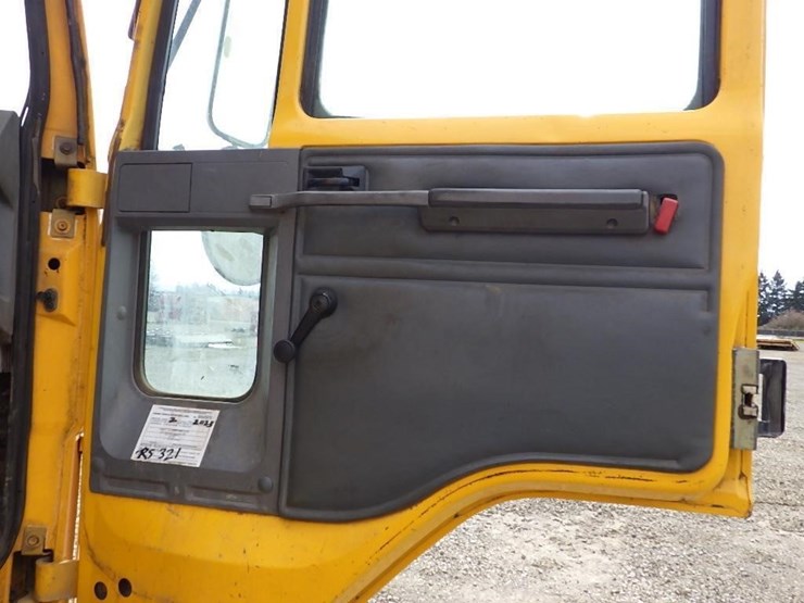 2005-elgin-sc-8000-s/a-street-sweeper-image-32