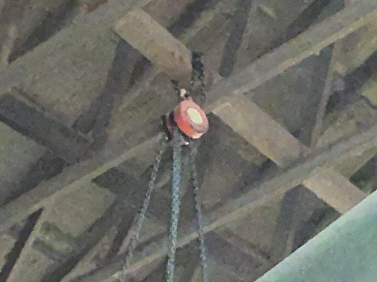 #260-•-step-ladder-and-chain-hoist-image-2