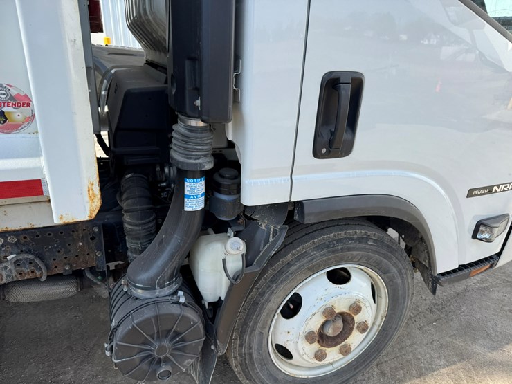 2018-isuzu-nrr-image-16