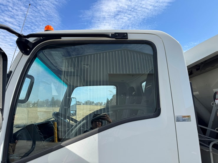 2018-isuzu-nrr-image-11