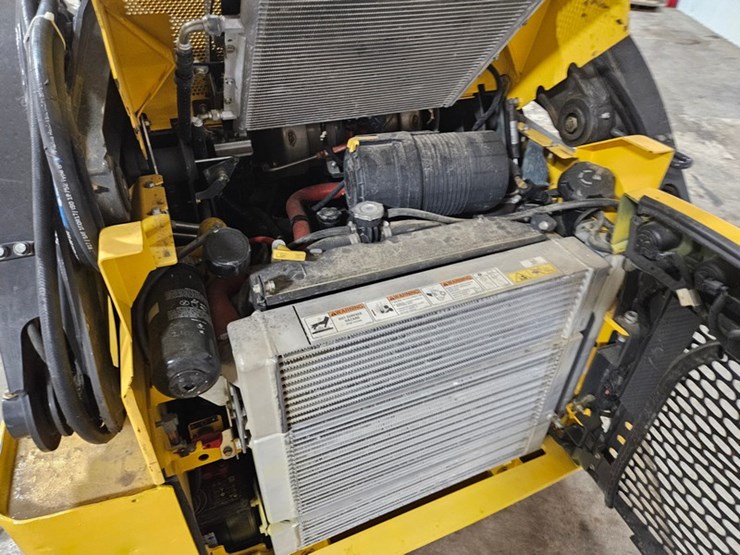 2021-new-holland-l318-image-13