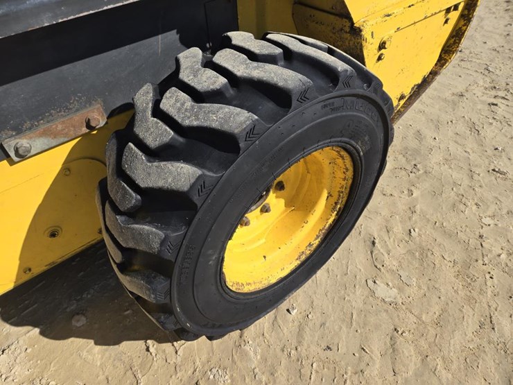 new-holland-l225-image-4