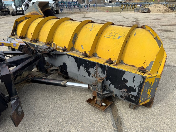 #3277-•-2016-liebherr-542-wheel-loader-w/-plow-and-chains-image-25