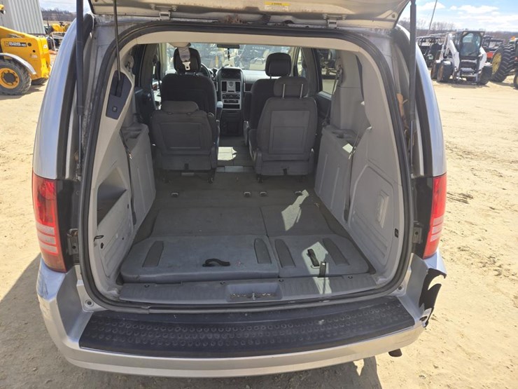 2010-chrysler-town-&-country-touring-image-9