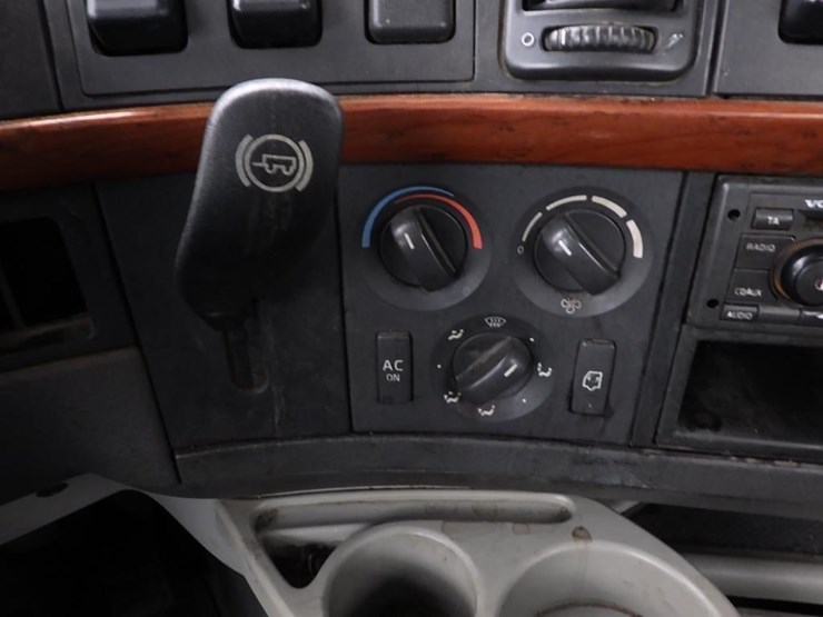 2011-volvo-vnl-t/a-truck-tractor-image-39