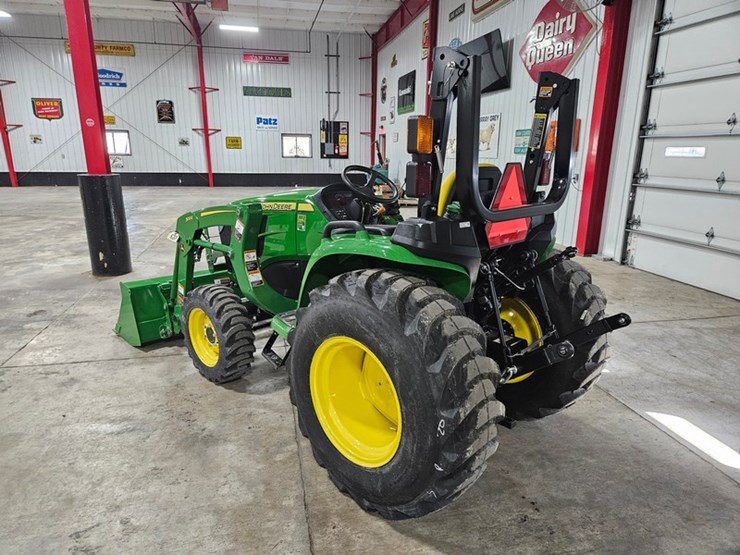 2025-john-deere-3032e-image-3