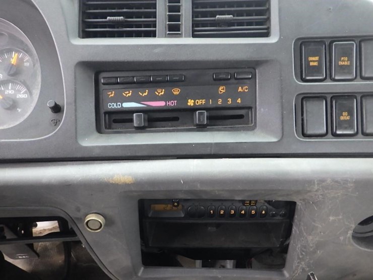 2004-izuzu-tilt-cab-22'-s/a-cab-and-chassis-image-31