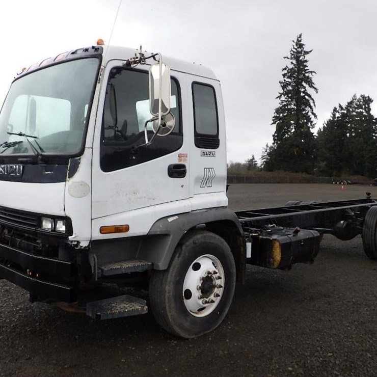 2004 Izuzu Tilt Cab 22' S/A Cab and Chassis