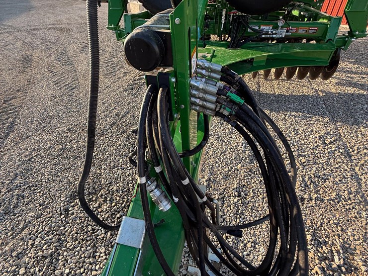 2022-john-deere-2330-image-10