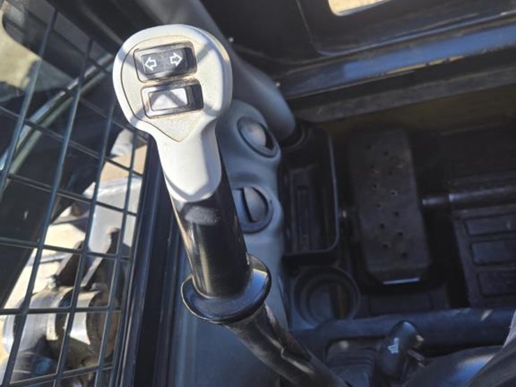 new-holland-l225-image-17