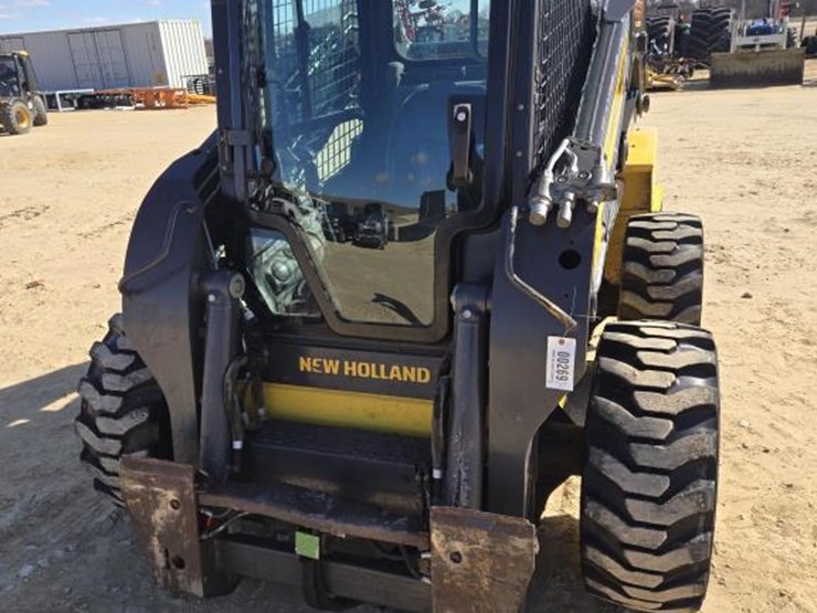 new-holland-l225-image-13