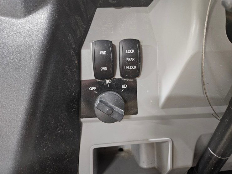 2019-john-deere-gator-image-26