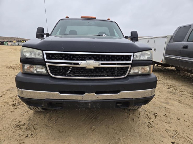 #50-•-2006-chevroley-k2500-hd-truck-image-2