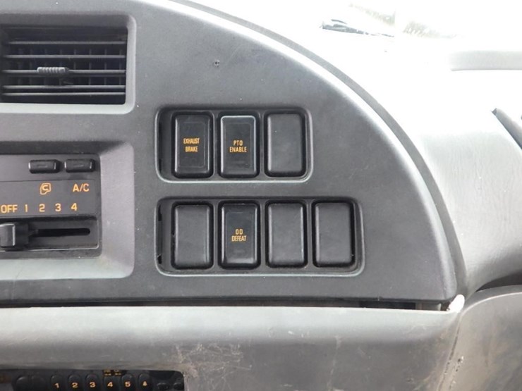 2004-izuzu-tilt-cab-22'-s/a-cab-and-chassis-image-32