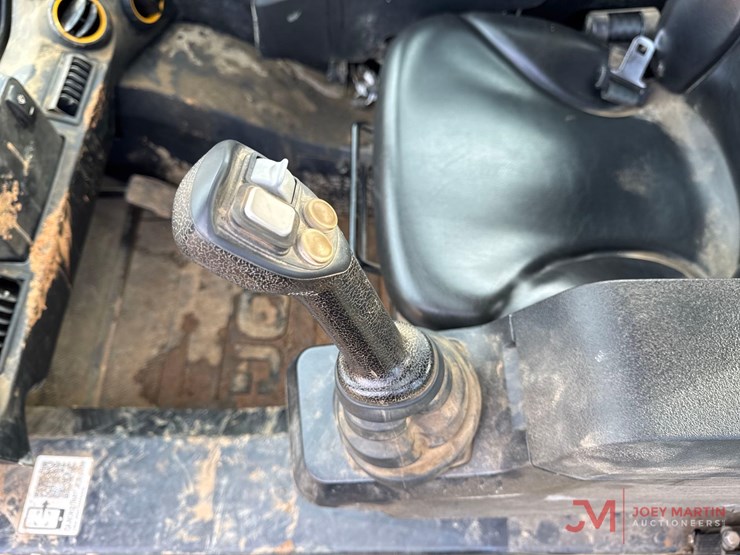 2023-jcb-2ts-7t-image-17