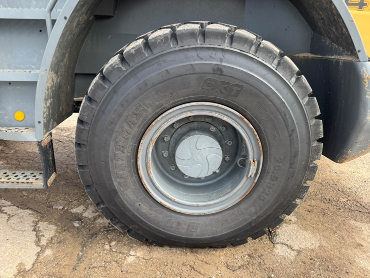 #3277-•-2016-liebherr-542-wheel-loader-w/-plow-and-chains-image-51